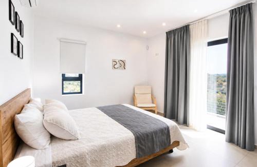 Polemarchi Apartment | Silver Cozy Getaway - 3 Pearls Pool Retreat