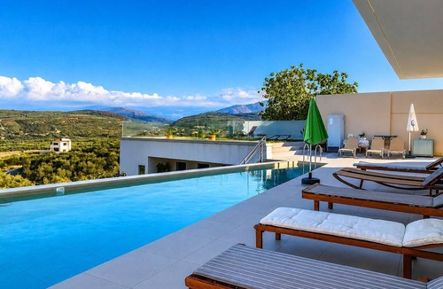 Polemarchi Apartment | Silver Cozy Getaway - 3 Pearls Pool Retreat