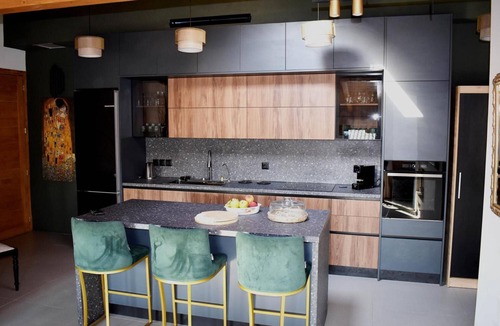 Alepou Apartment | Skyview Suite Apartment with Mountain View, Wi-Fi, and Air Conditioning