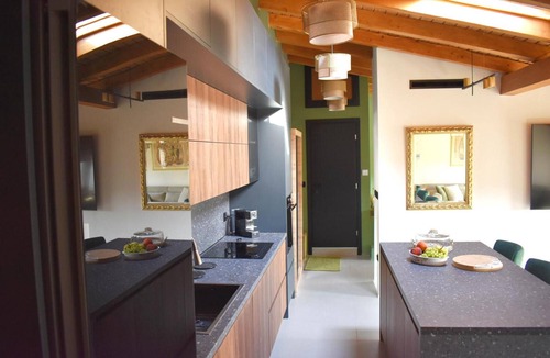 Alepou Apartment | Skyview Suite Apartment with Mountain View, Wi-Fi, and Air Conditioning