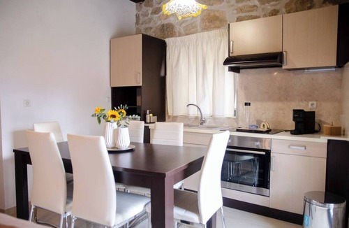 Pirgou Villa | Small Villa Pyrgou with Shared Swimming Pool