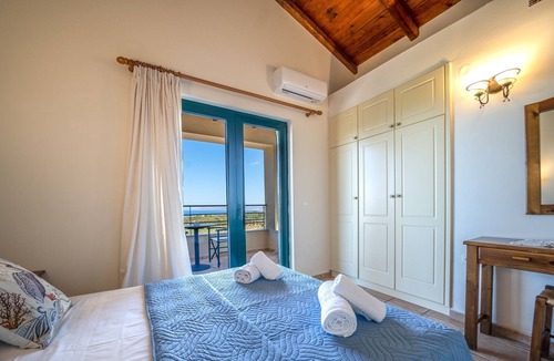 Agia Villa | Sofia-Thomas 6BD with Private Pool, near to sandy beach