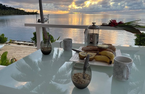 Teahupoo House | South of Raiatea island, 2-person bungalow, lagoon-side, white sand, all comforts.