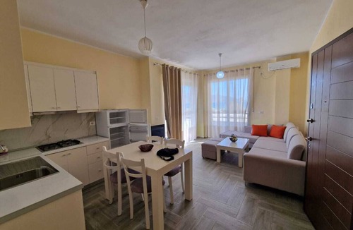 Orikum Apartment | Spacious 4-bedroom apartment with AC, WiFi in brilliant Radhimë
