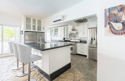 Guayacanes Villa | Spacious 5-bedroom villa in delightful Playa Juan Dolio with AC, WiFi
