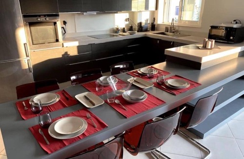 Marousi Apartment | Spacious and Sunkissed 3BR & 2 Bathrooms Apartment