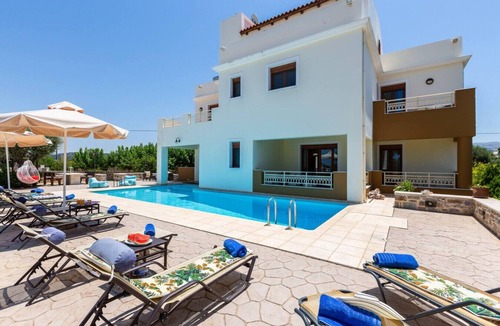 Viranepiskopi Villa | Spacious Family Villa near to amenities with pool