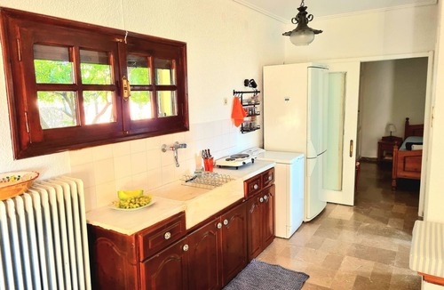 Vrahati House | Spacious farmhouse with big yard and fireplace