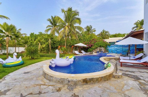 Caribbean Islands Villa | Spacious Pool & Jacuzzi Villa in Boca Chica Beach