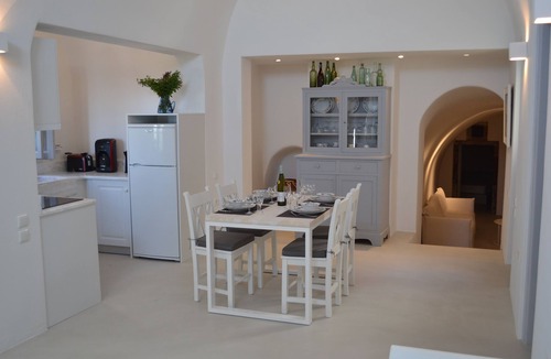 Imerovigli Villa | Spatious 2 Bedroom Villa On the Caldera in Imerovigli