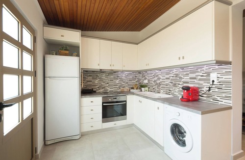 Dafni House | Splendid Views from a Cozy Cottage with a Garden Terrace