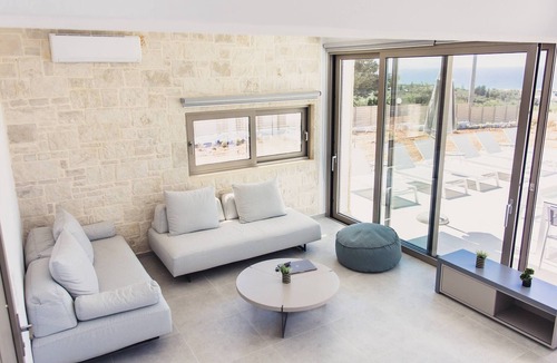 Adele Villa | Starlight Villa Guro - 4bd, 4ba, 4min To Beach