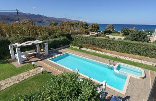 Rapaniana Villa | Stone Built Private villa Emerald with pool, 30m to Beach & BBQ!