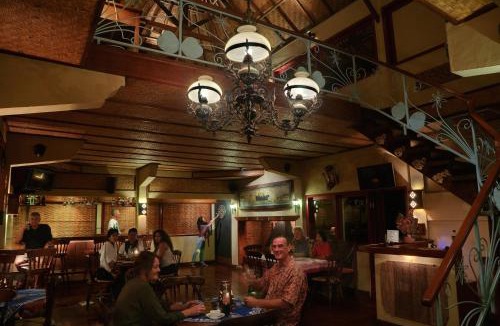 Batunya Resort | Strawberry Hill Hotel & Restaurant
