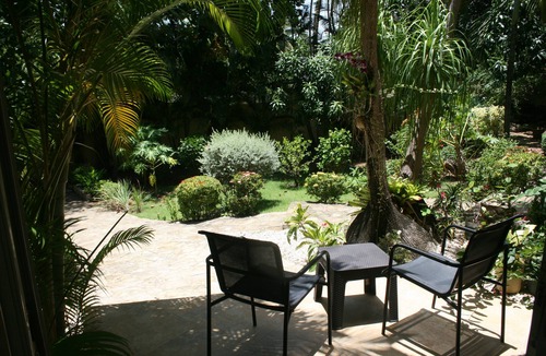 Costambar Apartment | Studio AC In A Tropical Garden, 2 minutes walk to the beach