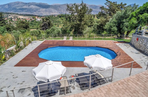 Parisata Apartment | Studio Apartment 'Casa Di Verde 5' with Mountain View, Wi-Fi and Air Conditioning