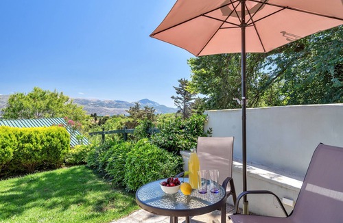 Parisata Apartment | Studio Apartment 'Casa Di Verde 5' with Mountain View, Wi-Fi and Air Conditioning