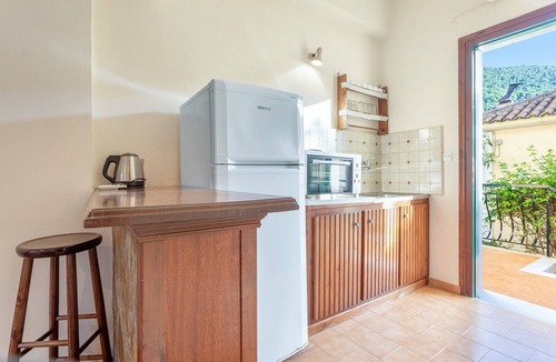 Limni Keri Apartment | Studio Apartment 'Castellos Bellos 3' with Shared Garden, Wi-Fi and Air Conditioning