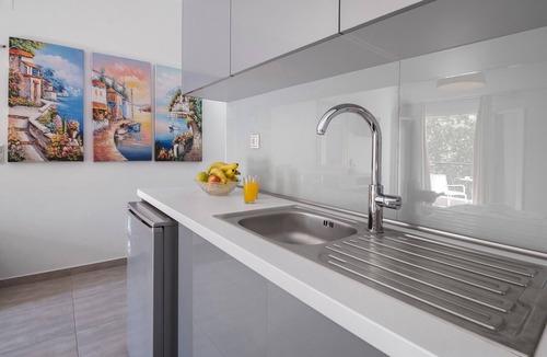 Anthousa Apartment | Studio Apartment 'Deluxe 2 Adults - A' with Shared Terrace, Wi-Fi and Air Conditioning
