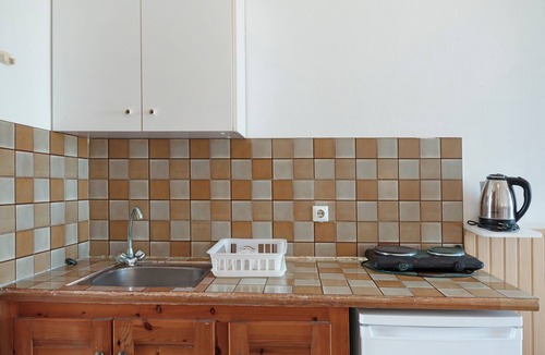 Tingaki Apartment | Studio Apartment 'Golden Sun 9' with Sea View, Shared Pool and Wi-Fi