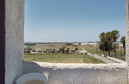 Tingaki Apartment | Studio Apartment 'Golden Sun 6' with Sea View, Shared Pool and Wi-Fi