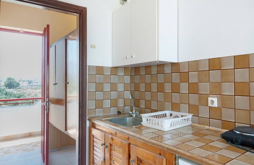 Tingaki Apartment | Studio Apartment 'Golden Sun 8' with Sea View, Shared Pool and Wi-Fi
