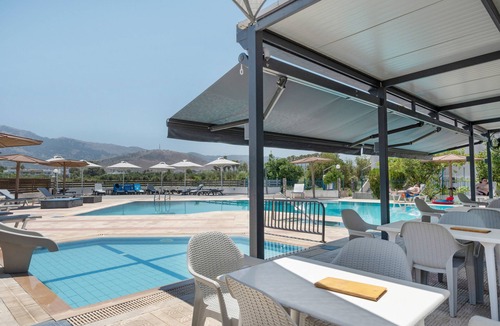 Tingaki Apartment | Studio Apartment 'Golden Sun 8' with Sea View, Shared Pool and Wi-Fi