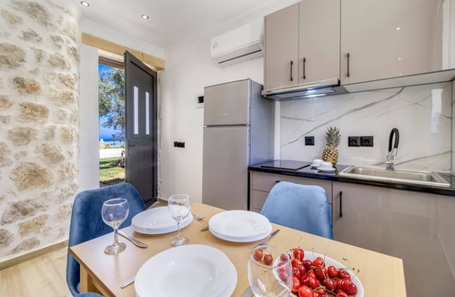 Tsoukaladhes Apartment | Studio Apartment 'Groundfloor 2' with Sea View, Wi-Fi and Air Conditioning