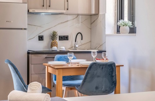 Tsoukaladhes Apartment | Studio Apartment 'Groundfloor 2' with Sea View, Wi-Fi and Air Conditioning