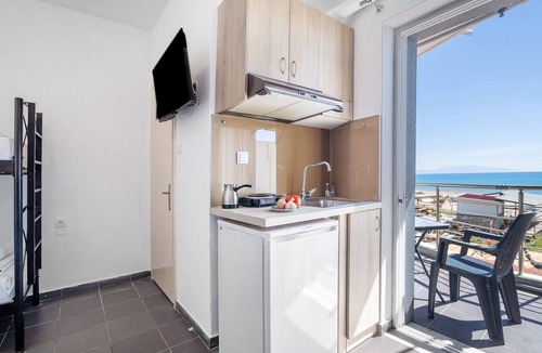 Pidima Kyras Apartment | Studio Apartment 'Iguana 15' with Sea View, Wi-Fi and Air Conditioning