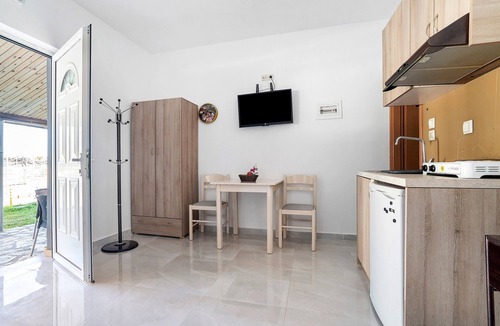 Pidima Kyras Apartment | Studio Apartment 'Iguana 11' with Shared Pool, Wi-Fi and Air Conditioning