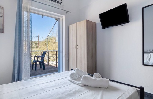 Pidima Kyras Apartment | Studio Apartment 'Iguana 9' with Sea View, Wi-Fi and Air Conditioning