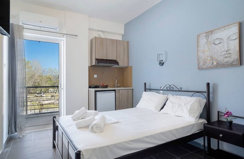 Pidima Kyras Apartment | Studio Apartment 'Iguana 6' with Sea View, Wi-Fi and Air Conditioning