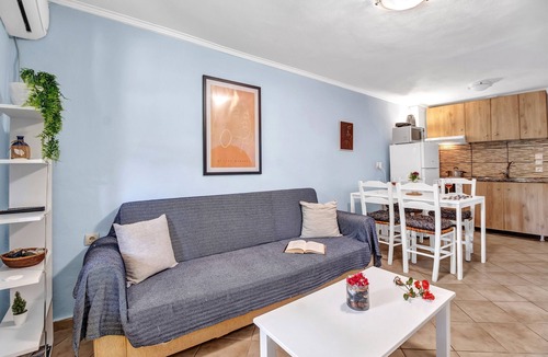 Agios Nikitas Apartment | Studio Apartment 'Kerkis Apartment' with Mountain View, Wi-Fi and Air Conditioning