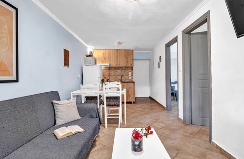 Agios Nikitas Apartment | Studio Apartment 'Kerkis Apartment' with Mountain View, Wi-Fi and Air Conditioning