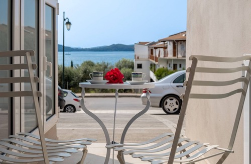 Perigiali Apartment | Studio Apartment 'Mella Roa Amar' with Shared Terrace, Wi-Fi and Air Conditioning