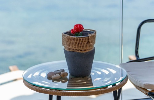 Agia Pelagia Chlomou Apartment | Studio Apartment 'Nikos Seaside 4' with Sea View, Wi-Fi and Air Conditioning
