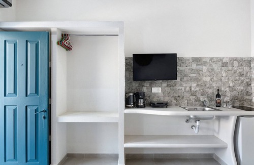 Amorgos Apartment | Studio Apartment 'Politimi N1' with Mountain View, Wi-Fi and Air Conditioning
