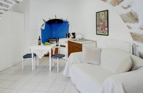 Amorgos Apartment | Studio Apartment 'Politimi N7' with Mountain View, Wi-Fi and Air Conditioning