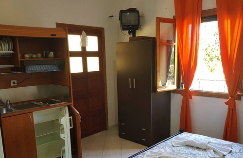 Vatos Apartment | Studio Apartment 'Rigga Maria 2' with Mountain View, Wi-Fi and Air Conditioning