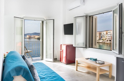 Ermoupoli Apartment | Studio Apartment 'Seaside Serenade 1' with Sea View, Wi-Fi and Air Conditioning