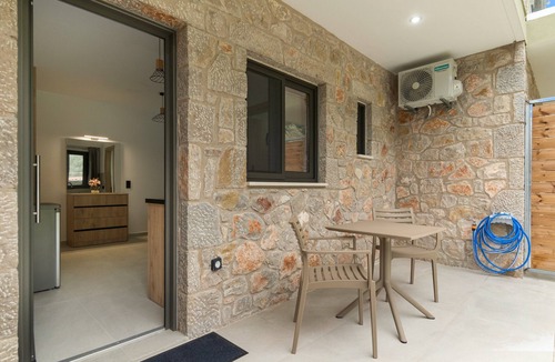 Vlicho Apartment | Studio Apartment 'Sokol Stone House 4' with Mountain View, Wi-Fi and Air Conditioning