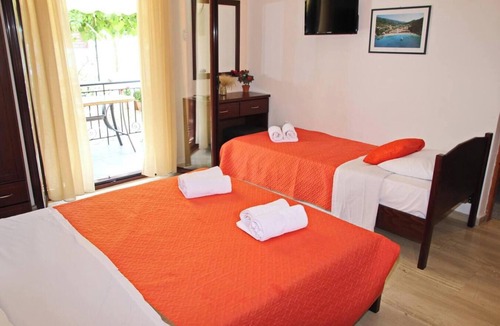 Vassiliki Apartment | Studio Apartment 'Studios and Apartments Thomas 2' with Balcony, Wi-Fi and Air Conditioning