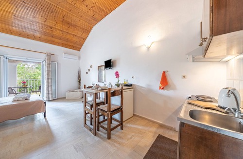 Sidari Apartment | Studio Apartment 'Theodoros' with Shared Garden, Wi-Fi and Air Conditioning