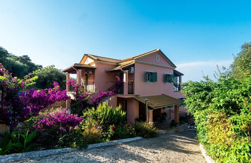 Messonghi Apartment | Studio Apartment 'Villa Pepy Studio 3' close to the Beach with Garden & Wi-Fi