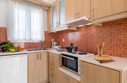 Agios Ioannis Apartment | Studio Apartment "Virginia Studio 2" with Mountain View, Shared Terrace & Wi-Fi