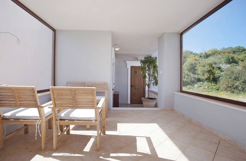 Volimai Apartment | Studio apartment 'Wild Fig Retreat Helios' with Shared Pool, Wi-Fi and Air Conditioning