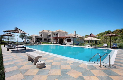 Volimai Apartment | Studio apartment 'Wild Fig Retreat Helios' with Shared Pool, Wi-Fi and Air Conditioning
