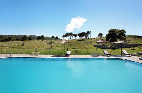 Volimai Apartment | Studio apartment 'Wild Fig Retreat Helios' with Shared Pool, Wi-Fi and Air Conditioning