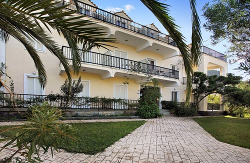 Limni Keri Apartment | Studio "Dolphin Studio 7" with Private Balcony, Shared Garden & Wi-Fi